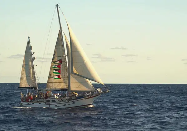 In Italia Meloni, Mattarella e i giornalisti boomer come Dragoni e Vespa usano la scusa degli aiuti umanitari e Hamas contro la Global Sumud Flotilla, ma per la prima volta dopo tanto i cittadini sono davvero liberi di ribellarsi