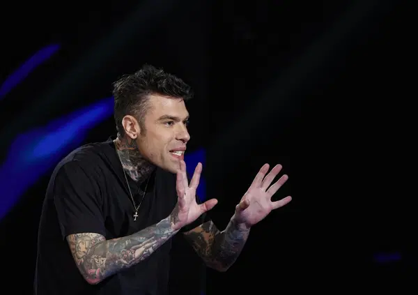 INCREDIBILE! FEDEZ la pensa come MOW: "Le ribellioni al Potere si fanno con il fuoco, non con i fiorellini in bocca". Certo, poi lui ci mette il carico su Cuore Nero  ("Gli Davo Fuoco") e la destra lo attacca. Ma sul resto... 