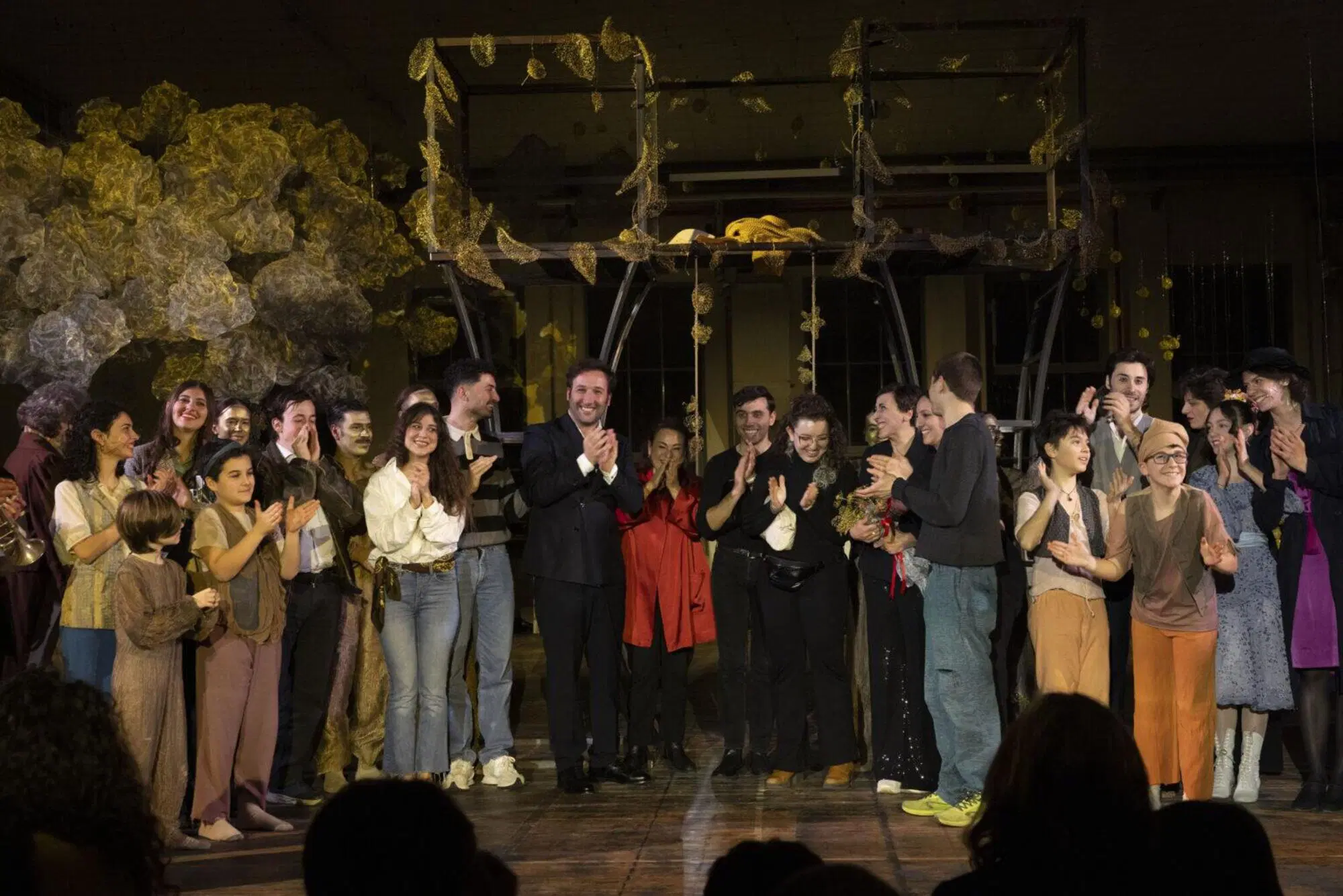 Michele Sorrentino Mangini (al centro alla fine di uno spettacolo)