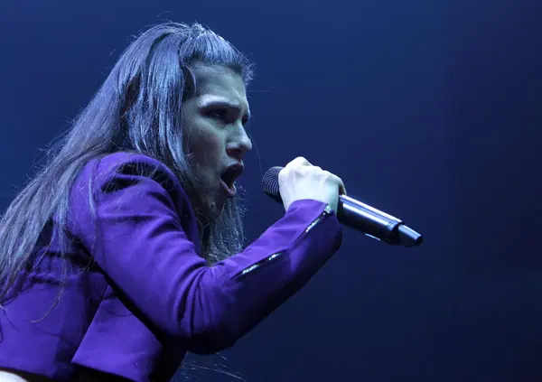 Il mondo ha Annie Lennox con "Why" e noi Cosmo con "Brucia Tutto"? S&igrave;, ma mentre Elisa tagga la Meloni piangendo, la musica che si ribella&hellip;