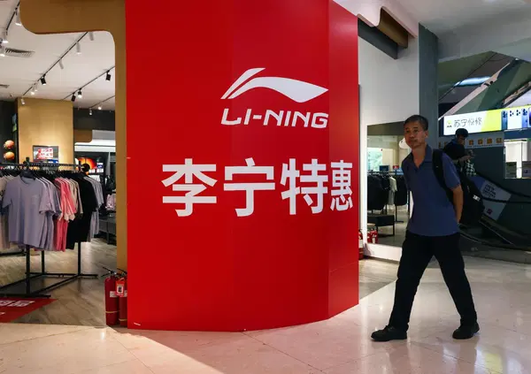 Altro che Nike e Adidas. Siamo stati in Cina negli store dei brand sportivi del futuro: Anta e Li Ning.Tra sneakers spettacolari e maglie ultra innovative: come sono e quanto costano? Spoiler: meno delle Jordan...