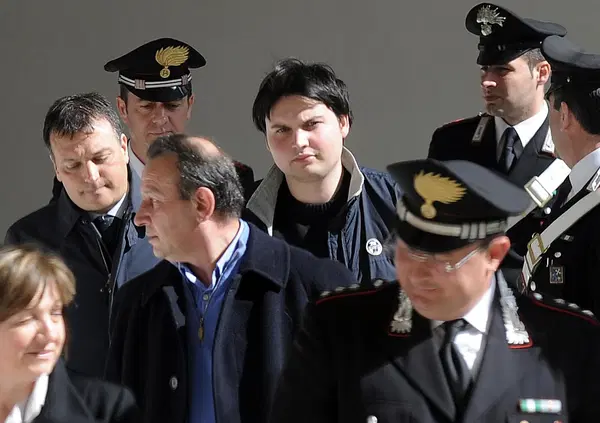 Delitto di Garlasco, la foto di Marco Poggi in Trentino &egrave; un fake? E se nell&rsquo;originale accanto al padre ci fosse stata un&rsquo;altra persona? L&rsquo;ipotesi dell&rsquo;esperta in fotografia&hellip;