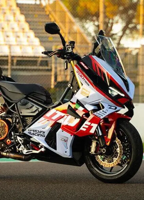 [VIDEO] Fu*k the customer! A gas aperto con l'Italjet Dragster 700 Twin sul circuito di Imola come se fosse normale