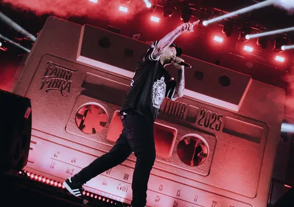 Ma Fabri Fibra spinge ancora a 50 anni? Siamo andati alla sua prima volta per il doppio Forum: "Non c'&egrave; l'evento se non c'&egrave; l'attesa"