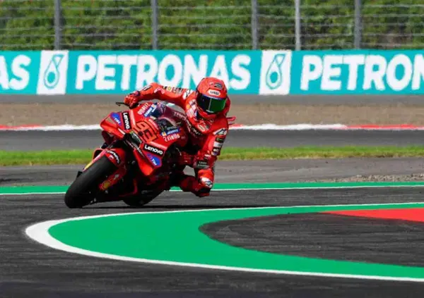 Nel giorno dell&rsquo;ultimo titolo di Ducati, la priorit&agrave; di Marc Marquez &egrave; chiedere scusa a Alex Rins (che ci ride sopra) e avvisare: &ldquo;Non aspettatevi miracoli&rdquo;