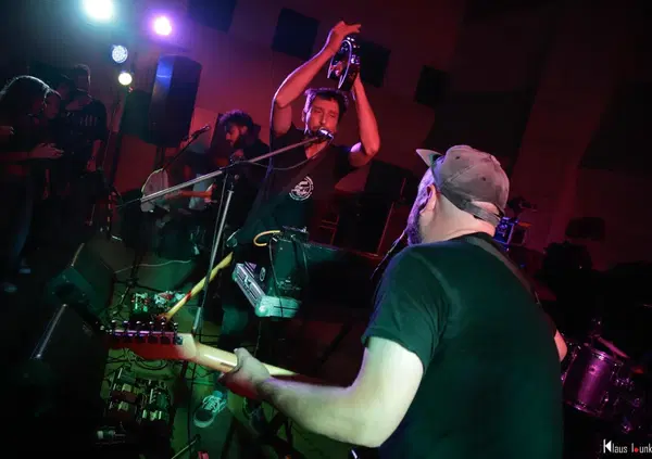 Il concerto dei Gazebo Penguins all&rsquo;Auditorium Novecento di Napoli &egrave; l&rsquo;urlo di una generazione disillusa. Ecco perch&eacute; restano il gruppo underground italiano da seguire