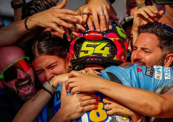 La domenica infernale di Mandalika? Bezzecchi esagera, Marc Marquez si rompe e Aldeguer impone &ldquo;la regola di Nadia: d&rsquo;azzurro  Gresini si vince sempre&rdquo;