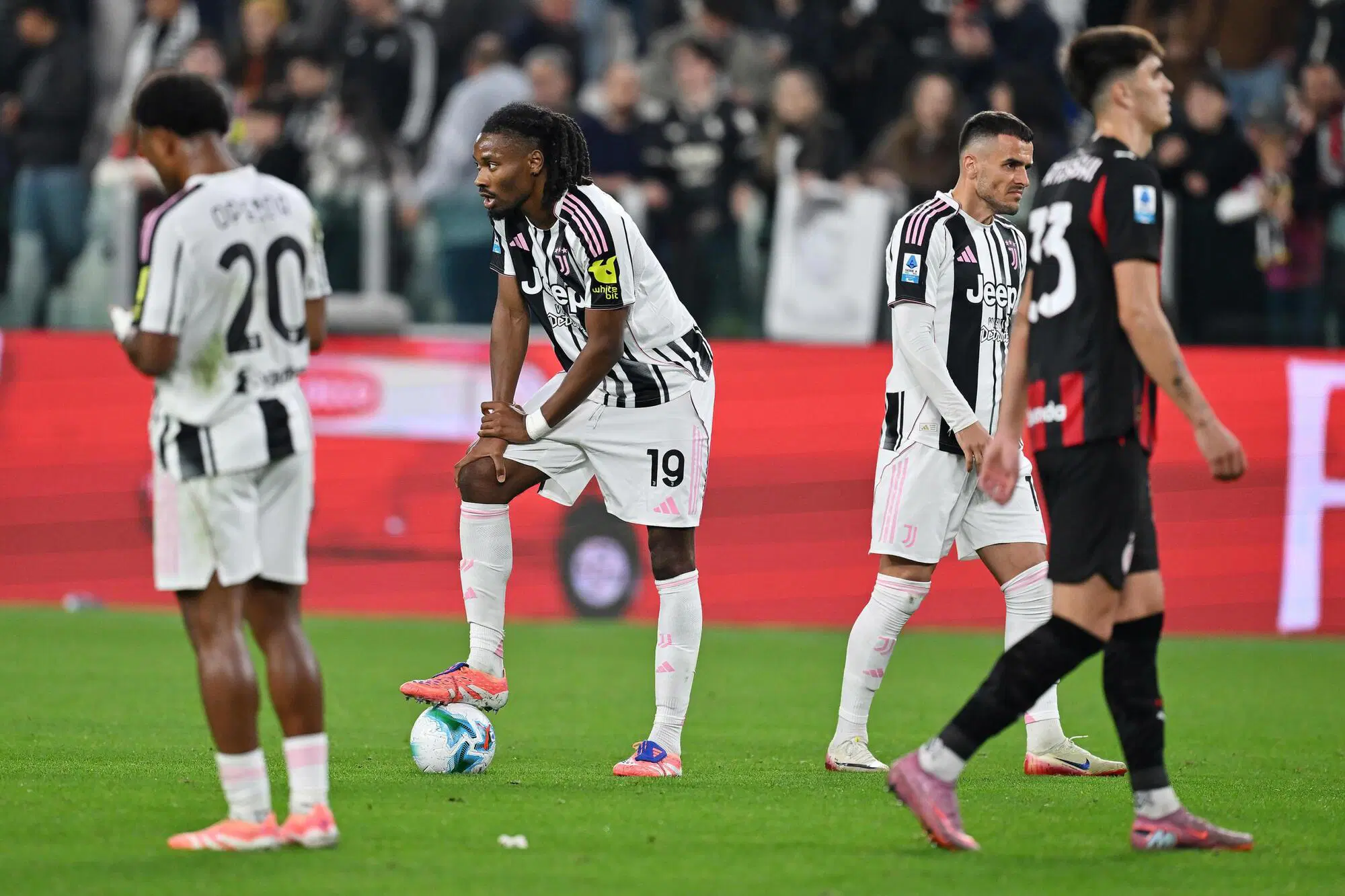 I giocatori di Juve e Milan stremati dopo cotanto spettacolo