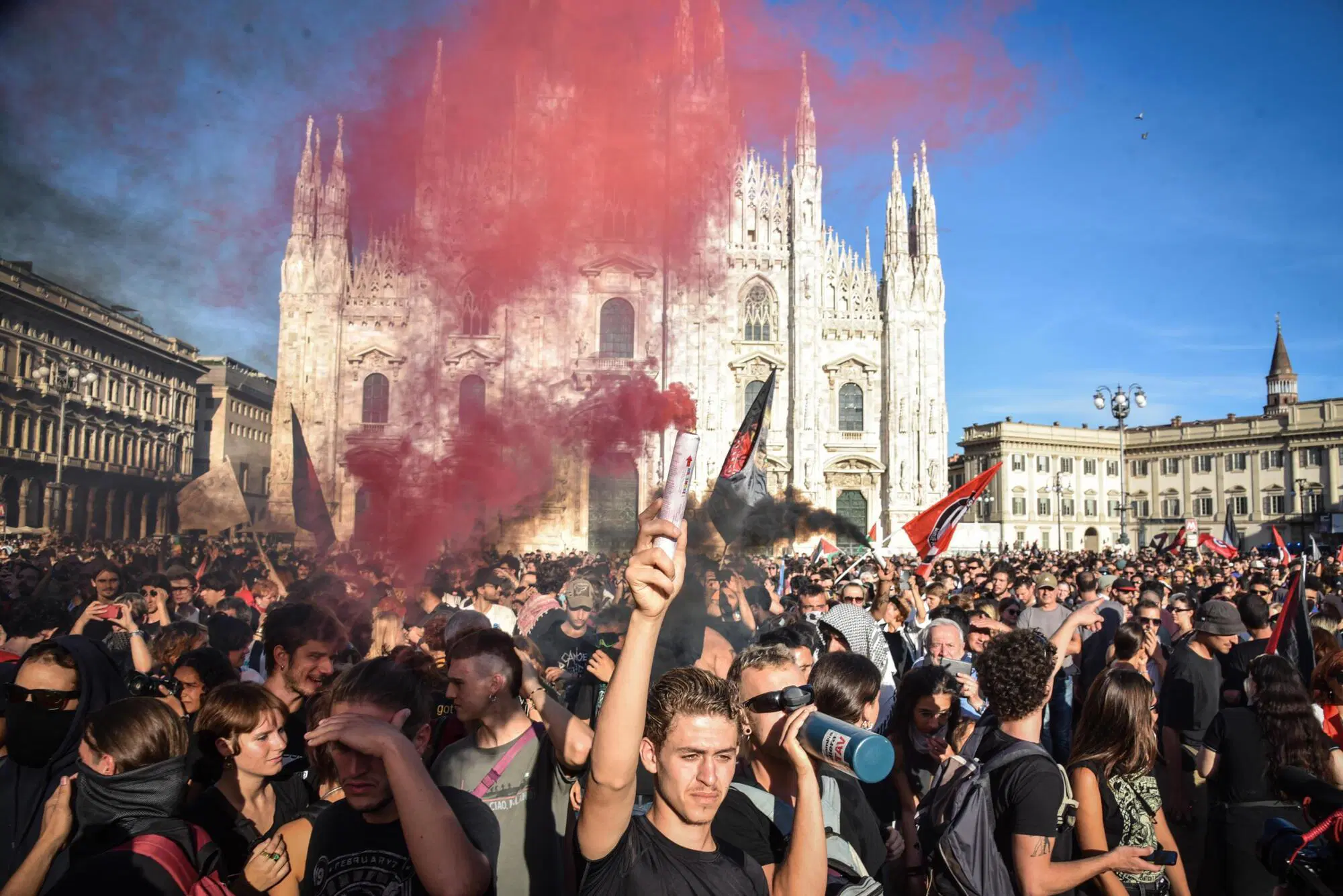 Milano, le proteste, le contraddizioni e la politica
