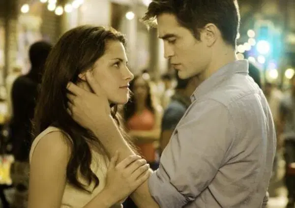 Twilight compie vent&rsquo;anni. Edward Cullen ci ha insegnato cos&rsquo;&egrave; una relazione tossica facendoci sognare. Ecco perch&eacute; quella con Bella &egrave; la storia d&rsquo;amore pi&ugrave; sbagliata che abbiamo idealizzato, ma non ce ne frega un caz*o&hellip;