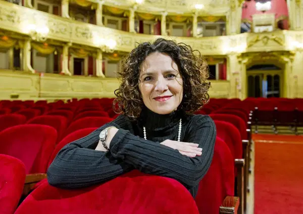 Scandalo San Carlo, anche Fedora Sorrentino, come Spedaliere e Tzempetonidis, assunta per un ruolo che prima non esisteva: ma quante cariche si sono inventati?