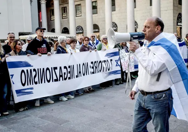 Reportage dal 7 ottobre a Milano: tra le offese a Francesca Albanese, giubotti antiproiettile e kippah, l'anti-Iacchetti Eyal Mizrahi definisce finalmente "cos'&egrave; un bambino" in Piazza San Carlo