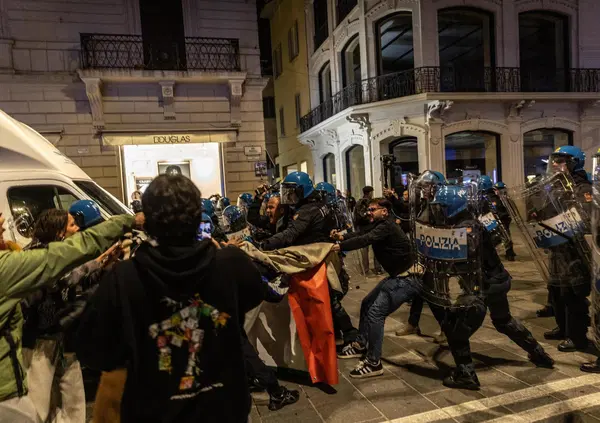 Siamo stati alla manifestazione ProPal del 7 ottobre e vi raccontiamo come la polizia ha creato l&rsquo;occasione per gli scontri: piazze blindate, la notizia virale sui social, gli idranti e le cariche [VIDEO]