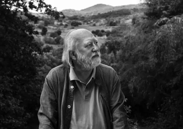 Ma come si pronuncia il nome del Nobel per la letteratura 2025? Siamo gli unici cos&igrave; onesti da dirvi che L&aacute;szl&oacute; Krasznahorkai non sappiamo chi sia (ma proviamo a dirvelo lo stesso)