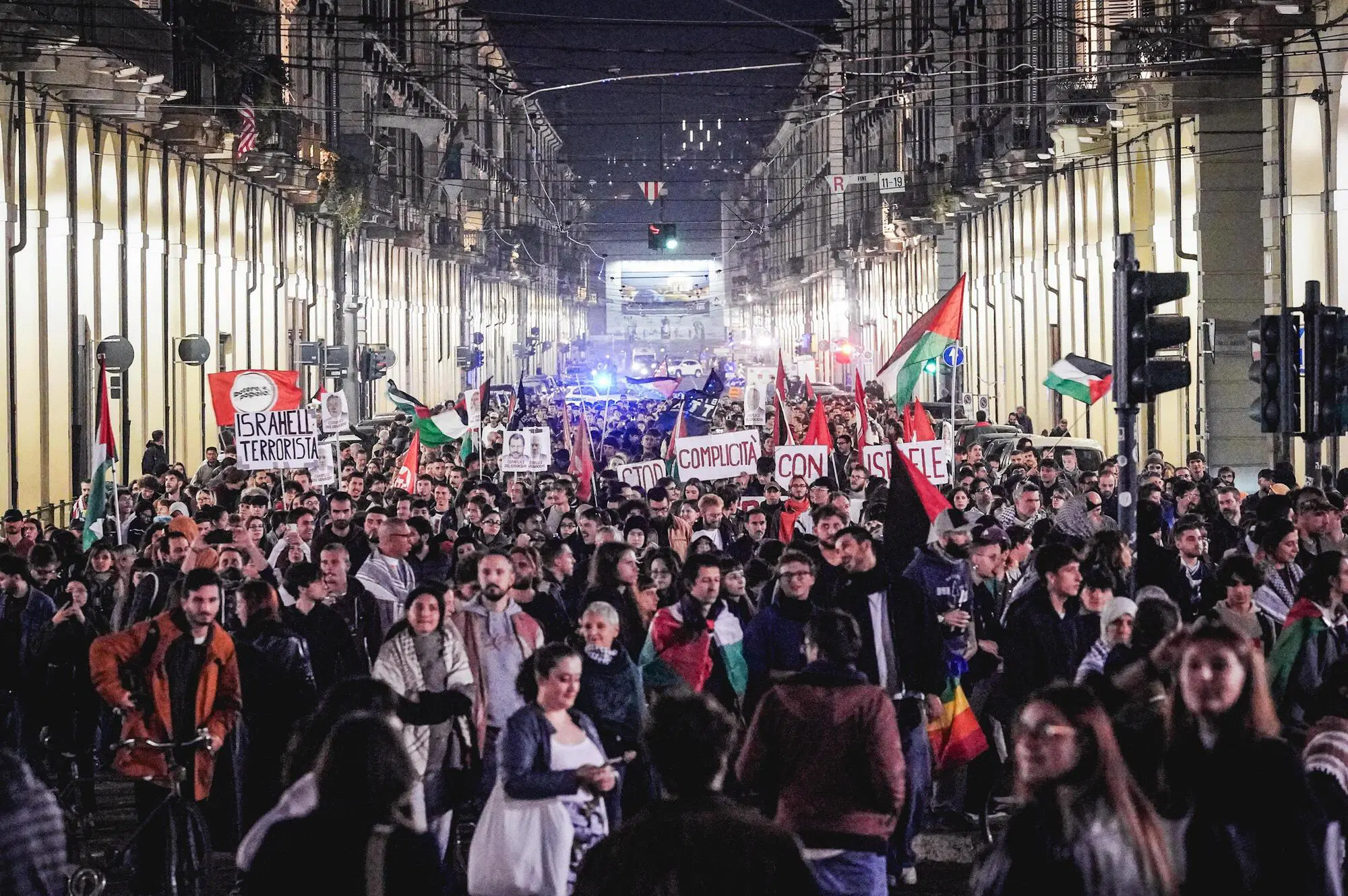 Manifestanti a Torino per la Flottilla