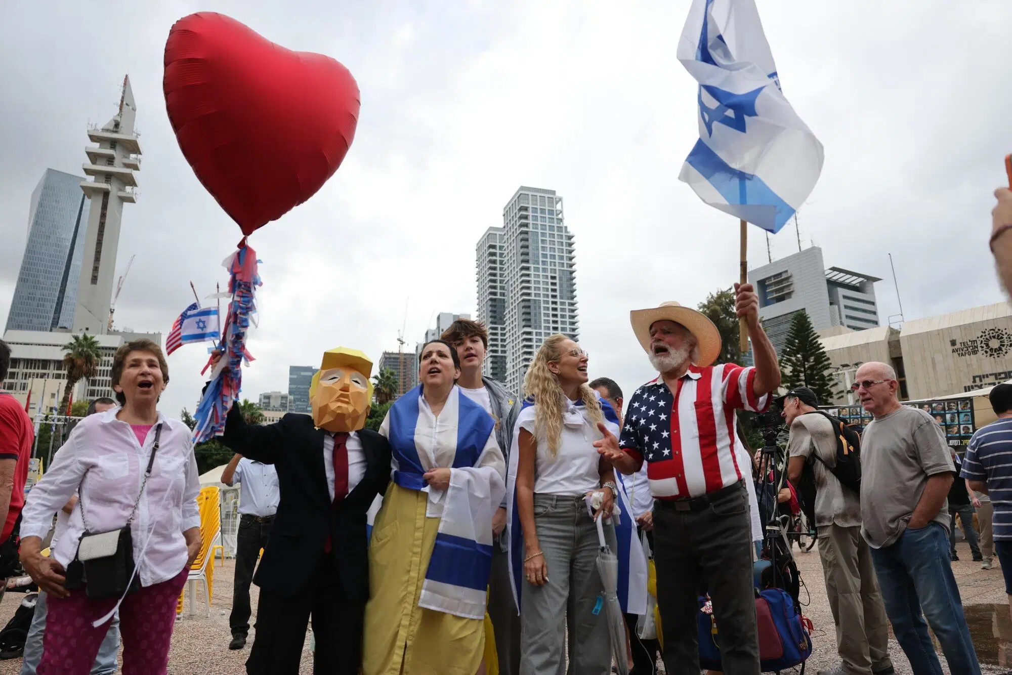 Festeggiamenti a Tel Aviv dopo la firma della prima fase dell'accordo di pace per Gaza promosso da Donald Trump