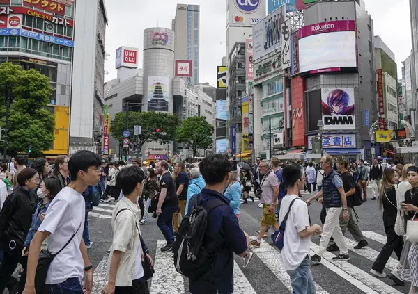 Abbiamo letto &ldquo;La lezione del Giappone&rdquo; di Federico Rampini (Mondadori): ma com'&egrave;? Un saggio che anticipa le sfide dell'Occidente.  Turismo, hi-tech, soft power: l'Italia impari da Tokyo (se vuole tornare grande...)