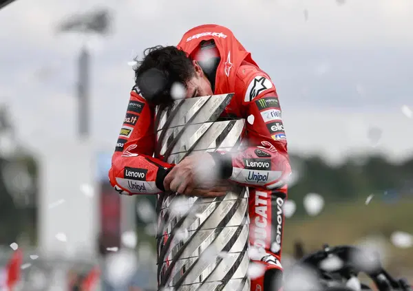 &ldquo;Marc Marquez come Ayrton Senna&rdquo;: Carlos Sainz parla chiaro, pi&ugrave; di chiunque altro. E non conta solo il nono titolo Mondiale conquistato