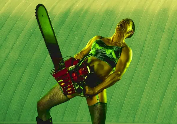 La serie Monster (Netflix) ha fatto casino sulla ginefilia (o siamo tutti Ed Gein?). E viene attaccata dagli attivisti trans nonostante Murphy e Brennan ci provino col politicamente corretto&hellip;