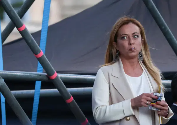 Giorgia Meloni non fuma sigarette italiane. Fumare Vogue fa male al sovranismo