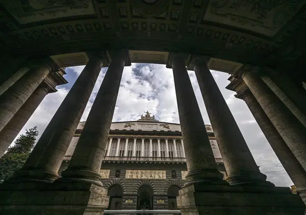 Teatro San Carlo, c&rsquo;&egrave; la fila in procura: alcuni dirigenti sono stati ascoltati per cinque ore, altri piangono in bagno e altri sudano freddo 
