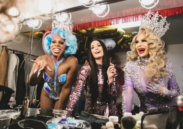 Da partigiani a cortigiani: Landini insulta, la Meloni si indigna, ma sono tutti alla corte di Trump