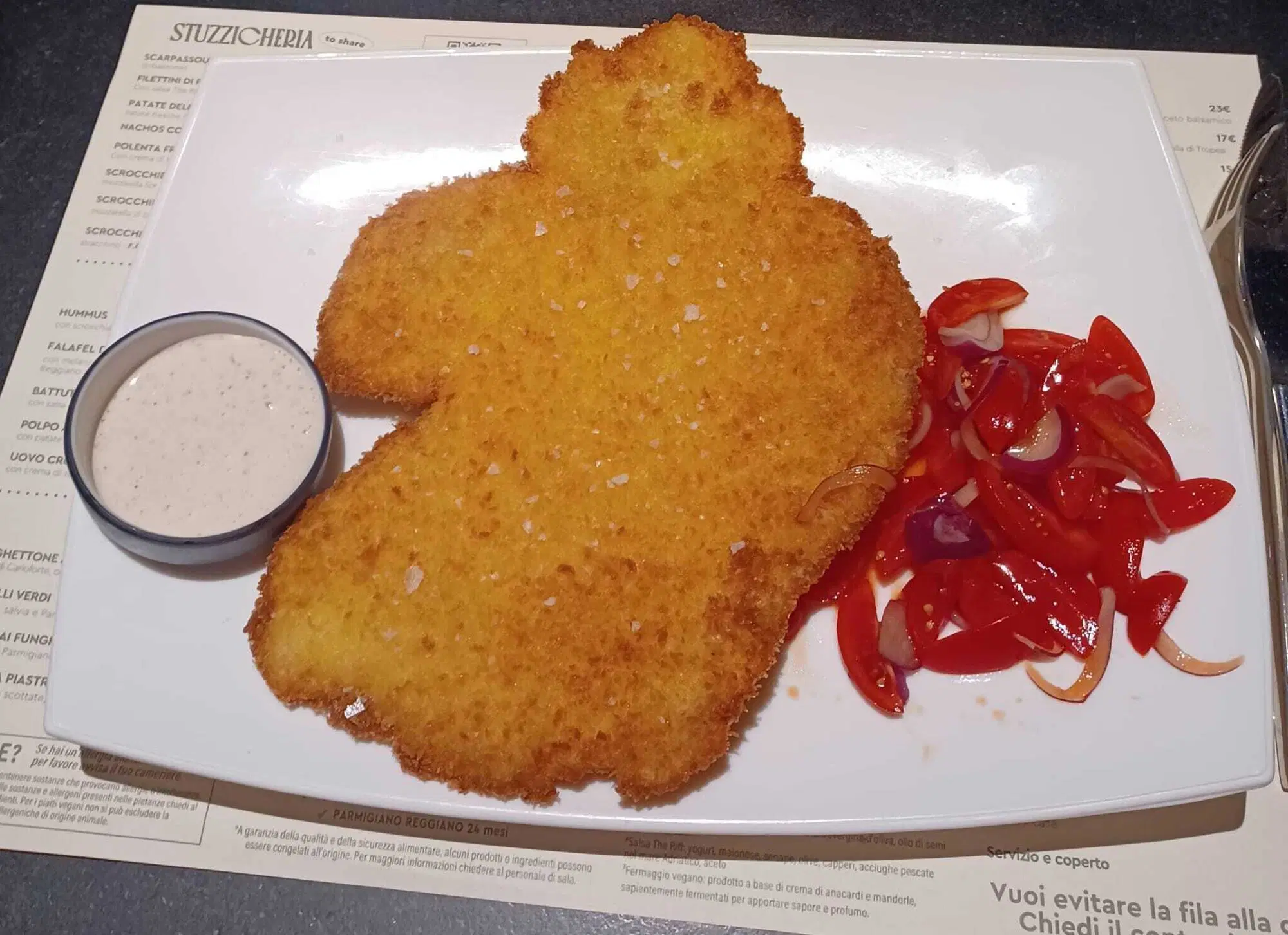 Cotoletta croccante con insalata di datterino e cipolla di Tropea
