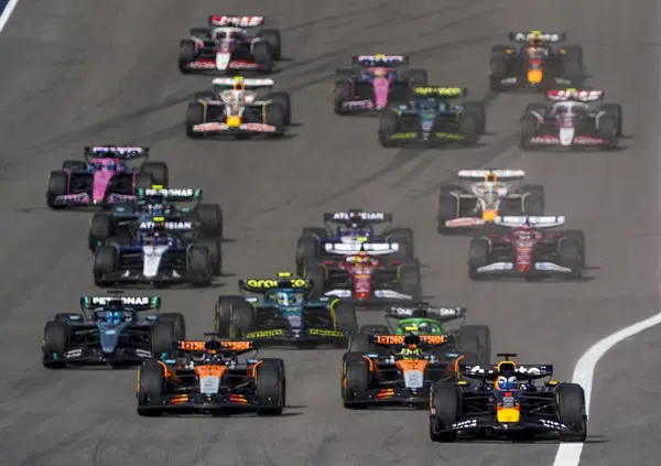 S&igrave;, &egrave; successo: delirio nella Sprint di Austin con Piastri che prende in pieno Norris mentre Max Verstappen riapre il Mondiale