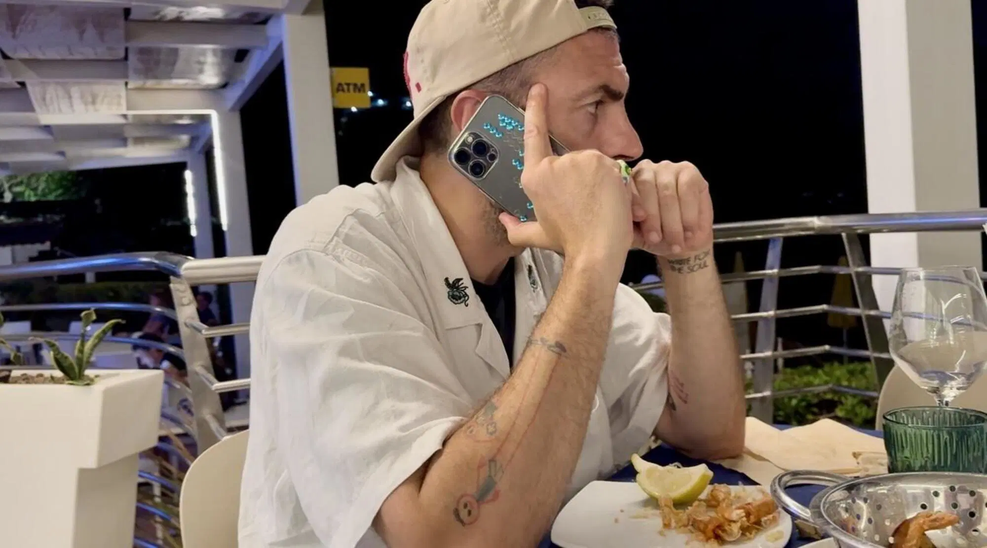 Al telefono nel ristorante di Grotticelle