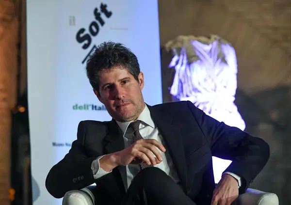 Ma che ci fa Giuliano Da Empoli in copertina sull'Express? L'ex consigliere di Renzi in Francia &egrave; un &ldquo;visionario&rdquo;. Nel suo ultimo libro (&ldquo;L'ora dei predatori&rdquo;) spiega come salvare la democrazia. Perch&eacute; l'Italia non lo ascolta?