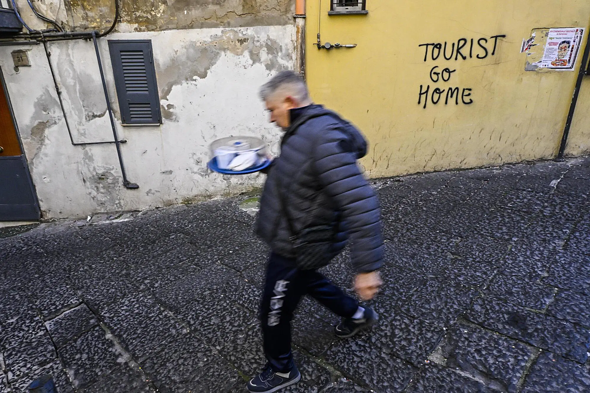 La critica dei cittadini contro il turismo nelle &egrave; estesa, ma la maggioranza non governa la citt&agrave;