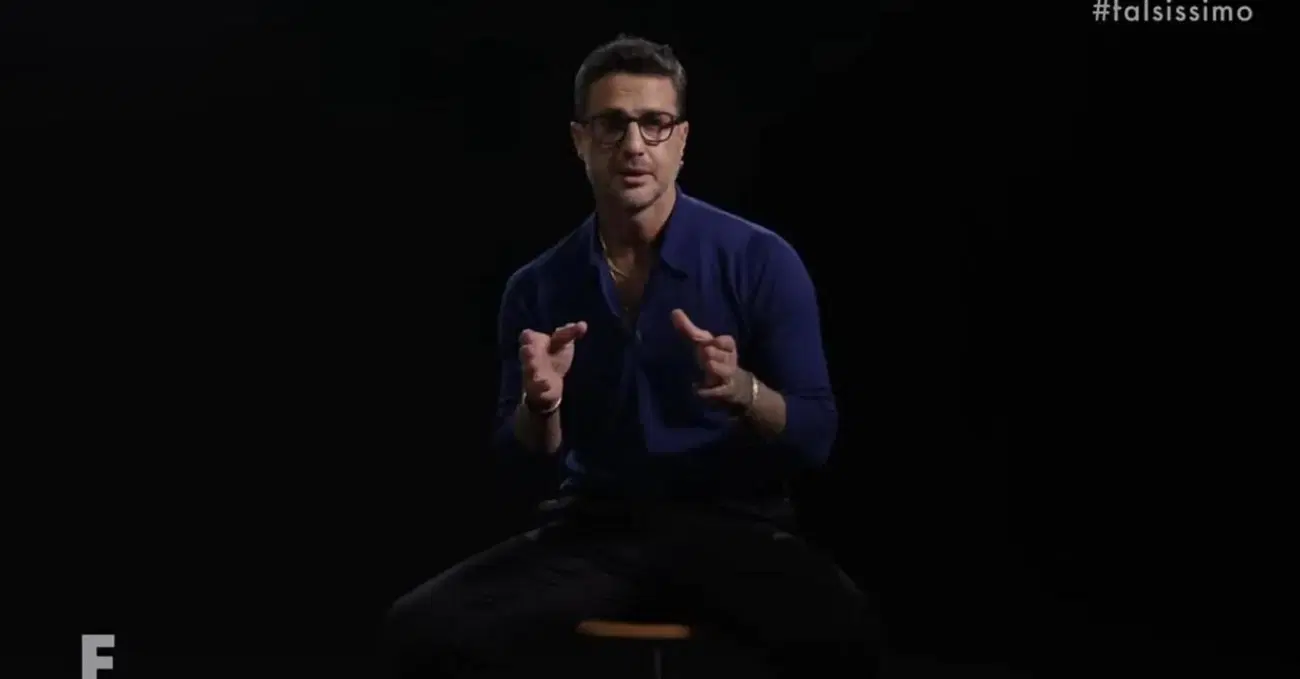 Fenomenologia di Fabrizio Corona: ogni volta sblocca un livello. &Egrave; il Mos&egrave; dell'infotainment con i due tablet delle Leggi in mano