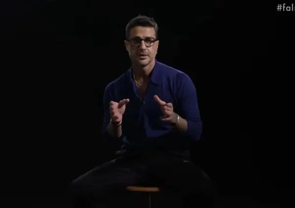 Fenomenologia di Fabrizio Corona: ogni volta sblocca un livello. &Egrave; il Mos&egrave; dell'infotainment con i due tablet delle Leggi in mano