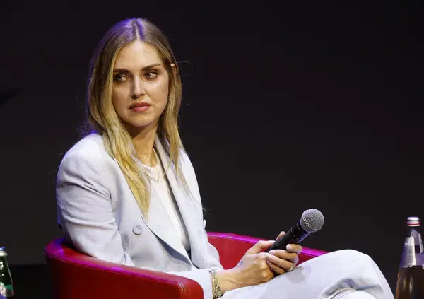 Anche lei qui, Sua Maest&agrave;? Chiara Ferragni che scrocca la foto a Gardaland ci fa vedere che forse &egrave; davvero tutto finito (era ora!)