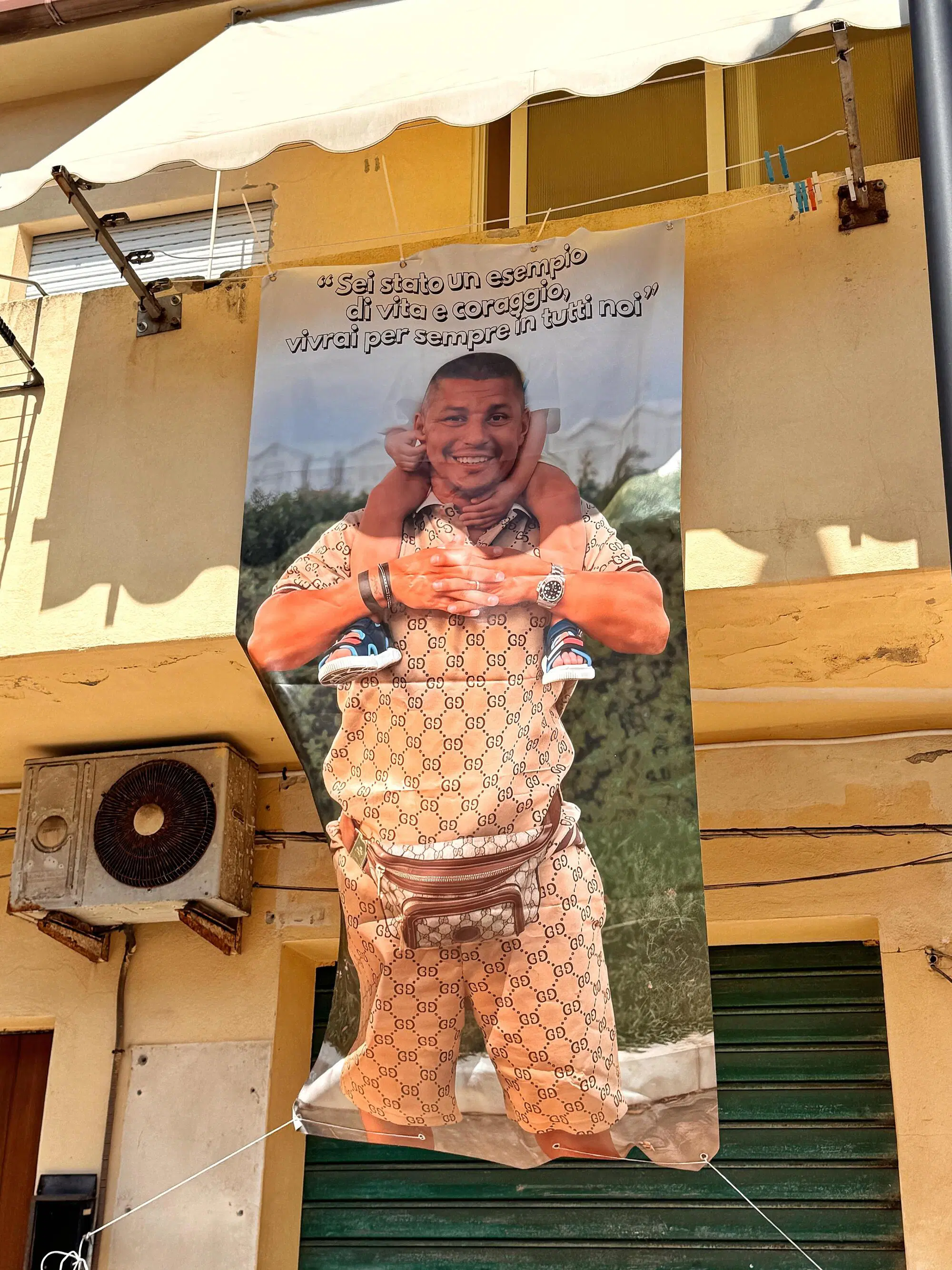 Lo striscione per Tot&ograve; nella casa dove abitava