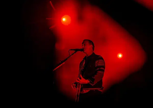 Siamo entrati nel backstage dei Queens of the Stone Age a Milano dopo un concerto apocalittico per portarci a casa l&rsquo;anima di Josh Homme