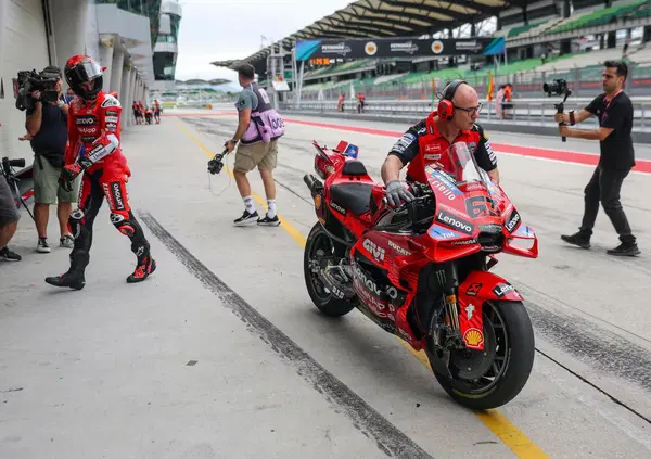 Ducati risolve il chiacchiericcio nel capriccioso venerd&igrave; di Sepang, ma non i guai: la prima &egrave; solo sesta e Pecco &egrave; in Q1. Soffrono anche il Bez e le Aprilia&hellip;