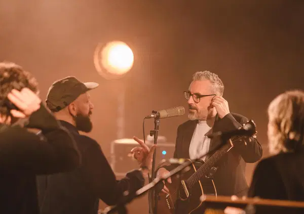 Brunori Sas dalla Festa del cinema di Roma: &ldquo;Non ho pi&ugrave; paura di mostrarmi per come sono davvero. Parlo di me stesso per raccontare gli altri&rdquo;. L&rsquo;intervista al cantautore e al regista Giacomo Triglia