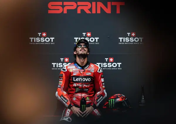 Pecco Bagnaia che fa pole e vittoria (senza abbassatore) in Malesia e non riesce a festeggiare &egrave; il racconto perfetto del suo 2025