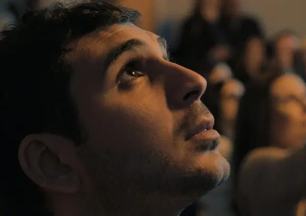 Tienimi presente di Alberto Palmiero &egrave; un film a cui non si pu&ograve; non voler bene. Il regista a MOW: &ldquo;Volevo raccontare una frustrazione che molti giovani sentono&rdquo;