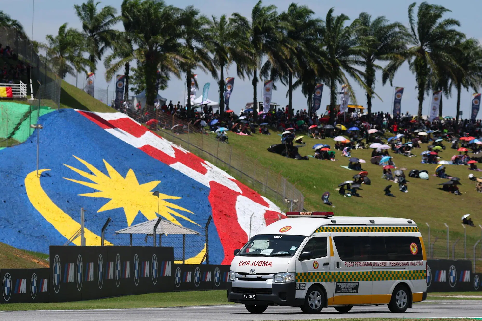 L'ambulanza in pista a Sepang dopo l'incidente tra Jos&eacute; Antonio Rueda e Noah DettwilerL'ambulanza in pista a Sepang dopo l'incidente tra Jos&eacute; Antonio Rueda e Noah Dettwiler