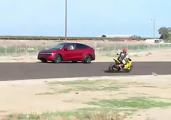 [VIDEO] Ma &egrave; una Tesla contromano durante una gara di moto in pista? S&igrave; e fa pensare al PD e a una certa sinistra