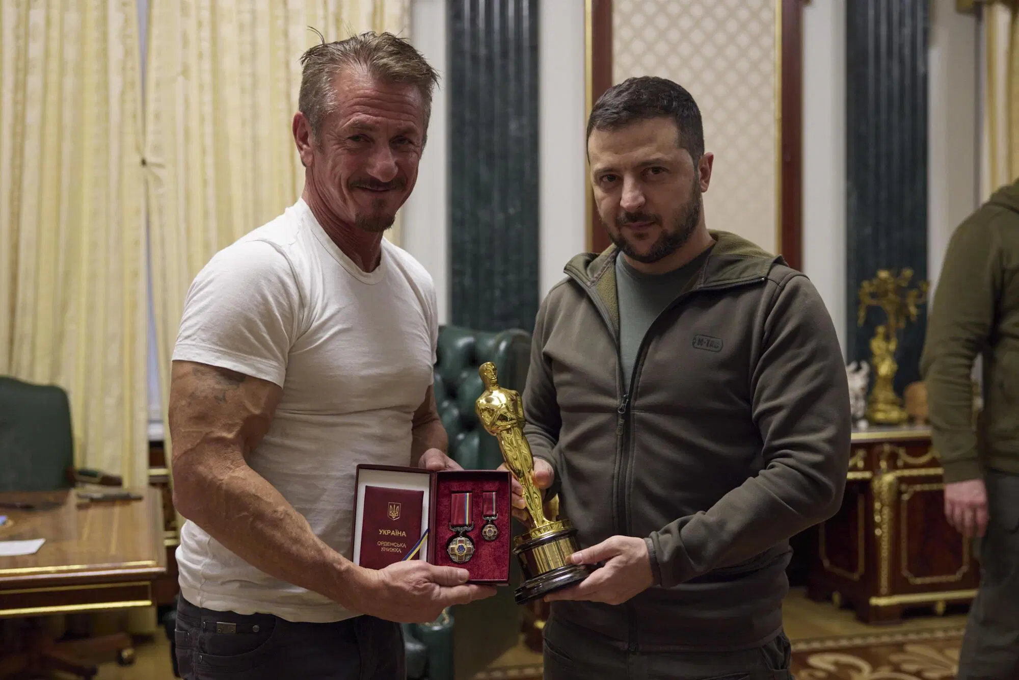 Sean Penn consegna la statuetta dell'Oscar a Zelensky Ansa