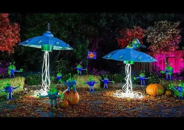 Cometa 3I/Atlas, Alieni e Halloween: reportage di un rave delirante nel sud-est siculo tra Avi Loeb e una Lara Croft Predator col sondino