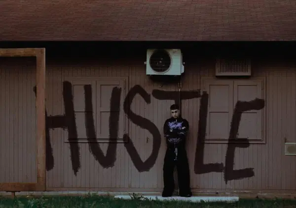 Abbiamo sentito in anteprima Hustle vol 2 di Capo Plaza, ma com&rsquo;&egrave;? Lui sembra un antropologo strafatto di cocaina, per questo ci &egrave; piaciuto