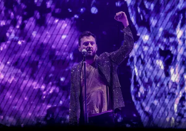 Cesare Cremonini non doveva fare il cantante: lo capisci quando lo senti parlare di Valentino Rossi, di Marc Marquez e della vita