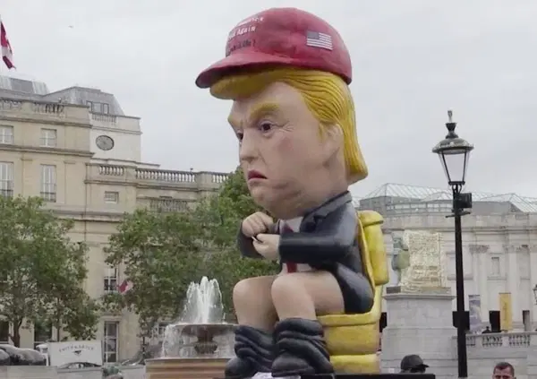 Trumpsh: l'epoca dell'Inno del Mondo Sciolto. Trump sul bagno di Lincoln e il cesso di Cattelan a 10 milioni raccontano il nostro mondo trash. Tutti gi&ugrave; nel water