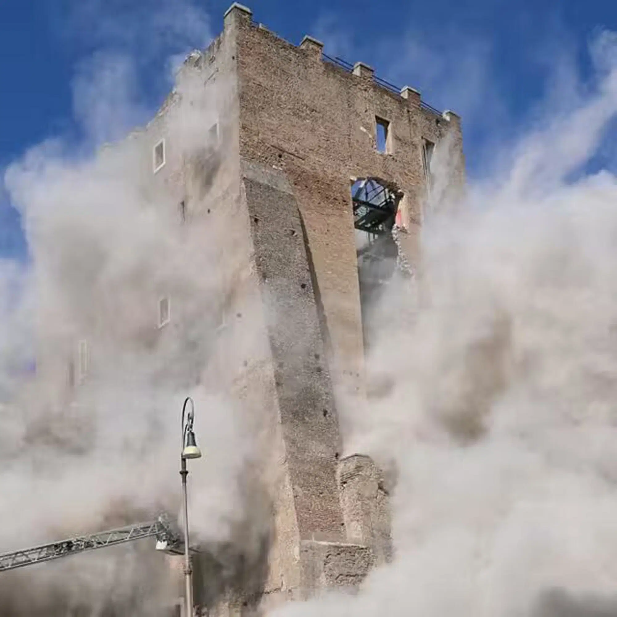 La Torre dei Conti durante il crollo