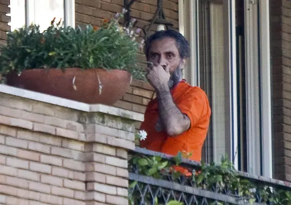 Dopo l'ennesimo casino, era il caso per Meloni di comprare casa dai figli del cognato di Gennaro Mokbel? Chi sono lui e la sorella, e cosa c'entra Aldo Moro