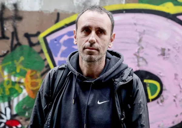 Zerocalcare condannato alla calvizie, niente trapianto di capelli in Turchia dopo la foto con Kojima e Kobane Calling: &ldquo;Sia messo agli atti che sto caz*o de libro lo ha alzato lui&rdquo;. E sulla rosicata dei romani sul titolo della serie Netflix&hellip;